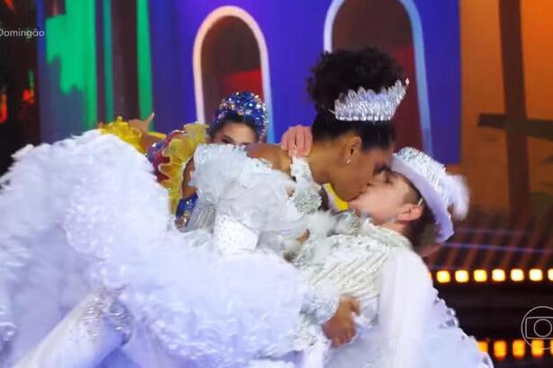Barbara Reis e Juliano Floss dando um beijo durante coreografia na Dança dos Famosos