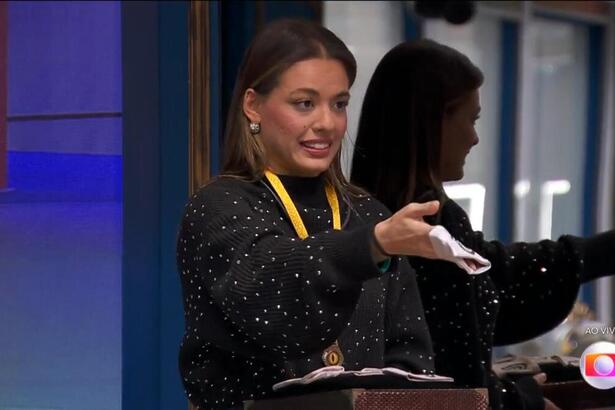 Beatriz dando uma das pulseiras do Na Mira do Líder no BBB 24