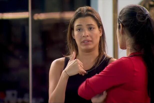 Beatriz e Isabelle em conversa na área externa do BBB 24