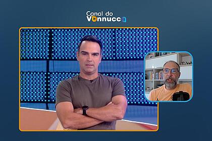 Tadeu Schmidt de braços cruzados na arte da Coluna do Vannucci ao vivo
