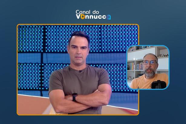 Tadeu Schmidt de braços cruzados na arte da Coluna do Vannucci ao vivo