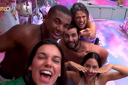 Davi, Alane, Beatriz, Isabelle e Matteus em uma cantoria no BBB 24