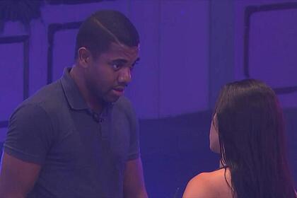 Davi e Isabelle em conversa durante a festa do BBB 24