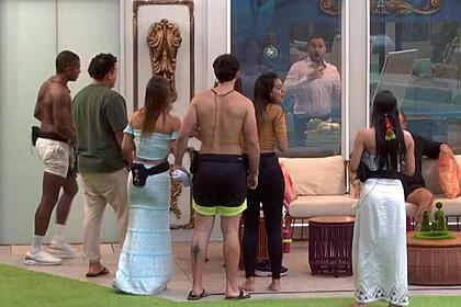 Gil do Vigo na casa do BBB 24, sendo visto pelos brothers pelo vidro da sala
