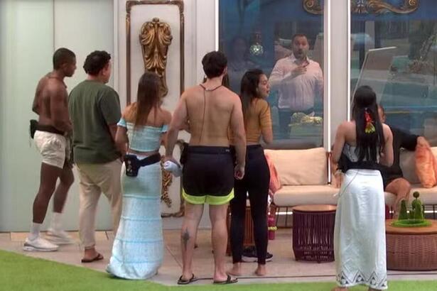 Gil do Vigo na casa do BBB 24, sendo visto pelos brothers pelo vidro da sala