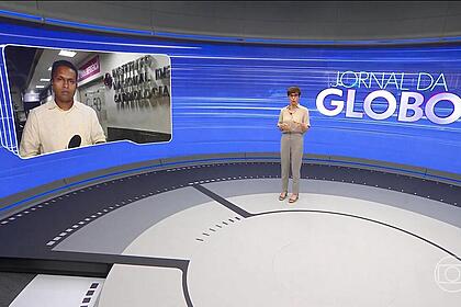 Renata Lo Prete no centro do cenário do Jornal da Globo conversando com repórter no Rio de Janeiro