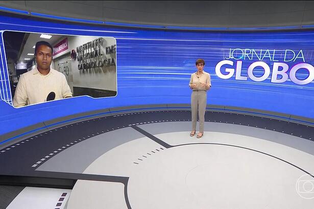 Renata Lo Prete no centro do cenário do Jornal da Globo conversando com repórter no Rio de Janeiro