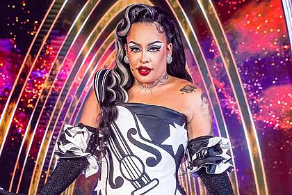 Gloria Groove em foto posada no cenário do The Masked Singer Brasil