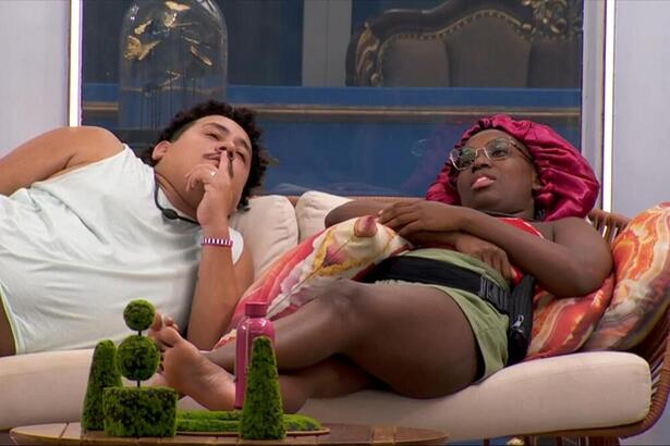 Lucas e Leidy Elin em conversa na área extern ado BBB 24