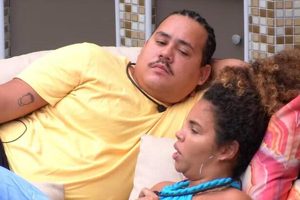 Lucas e Pitel em conversa na área externa do BBB 24