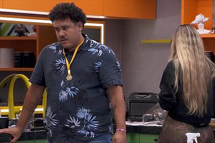 Lucas e Yasmin durante o recado da produção no BBB 24
