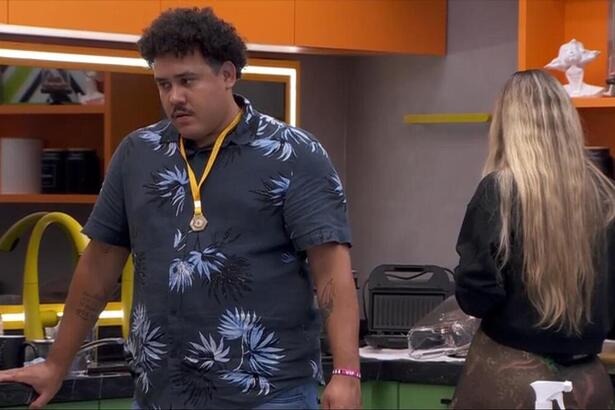 Lucas e Yasmin durante o recado da produção no BBB 24