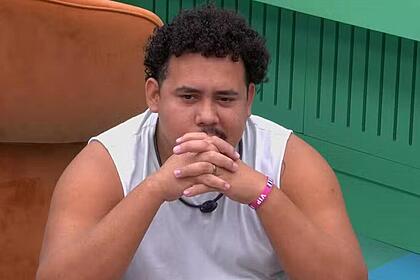 Lucas pensativo em conversa no Quarto do Líder BBB 24