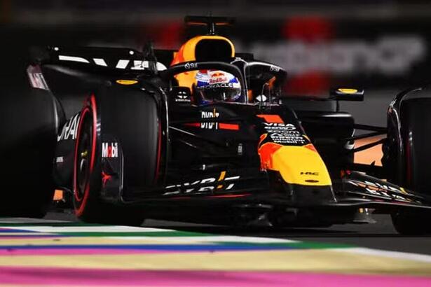 Carro de Max Verstappen durante o treino do GP da Arábia Saudita