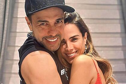 Wanessa e Zezé di Camargo posando juntos e abraçados