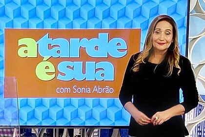 Sonia Abrão no cenário do A Tarde é Sua
