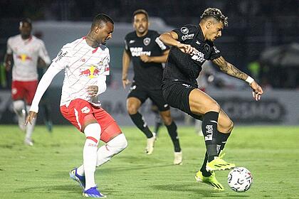 Jogadores do Bragantino e Botafogo disputam bola