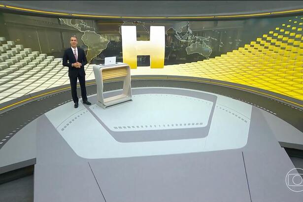 Cesar Tralli ao lado da bancada do Jornal Hoje no novo cenário do telejornal