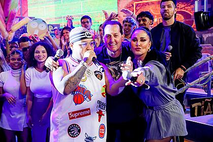 Rodriguinho, Bejga e Hellen Ganzarolli no centro do palco do É Tudo Nosso
