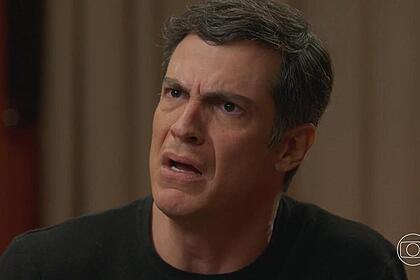 Jonas (Matheus Solano) fica revoltado em Elas por Elas