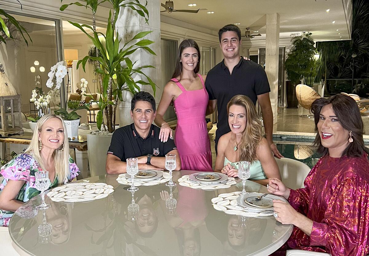 Eliana, César Filho e sua família na sala da casa do apresentador
