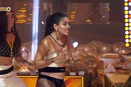 Fernanda dançando na festa do BBB 24