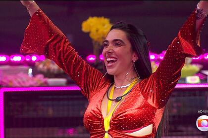 Giovanna levanta os braços na abertura da festa do líder do BBB 24