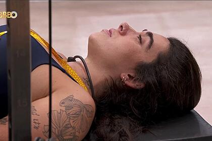 Giovanna deitada na academia do BBB 24