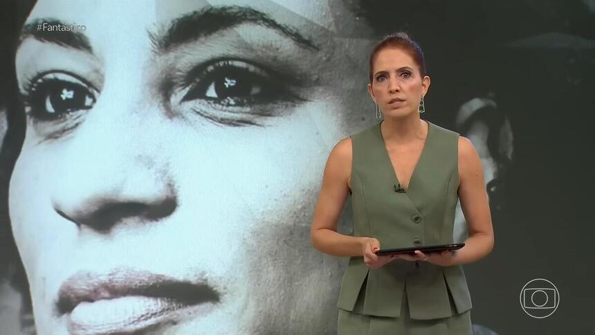 Poliana Abritta à frente do telão do Fantástico com imagem de Marielle ao fundo