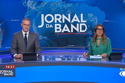 Eduardo Oinegue e Joana Treptow na bancada do Jornal da Band
