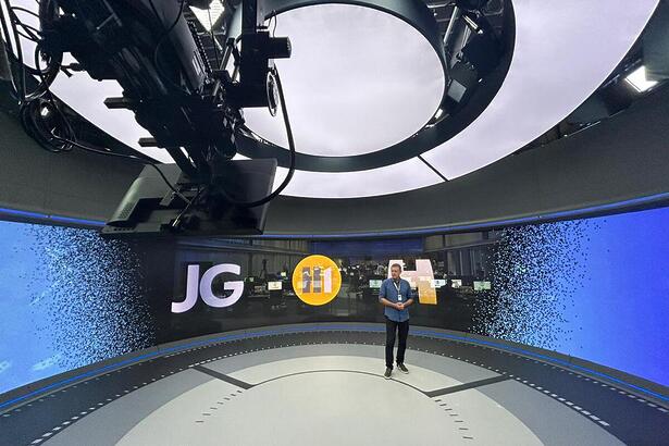 Fernando Alonso Diretor departamento de Pós-Produção & Design no centro do novo cenário do Jornal da Globo, Hora Um e Jornal Hoje