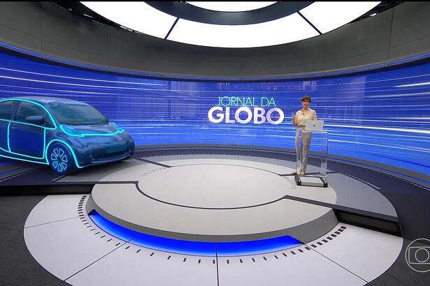 Renata Lo Prete ao lado do carro projetado no mega telão do novo cenário do Jornal da Globo