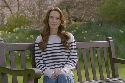 Kate Middleton? sentada em um banco, sorrindo, após anunciar que está com câncer