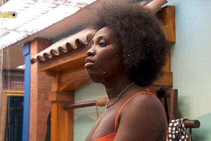 Leidy Elin com cabelo solto no banheiro do BBB 24