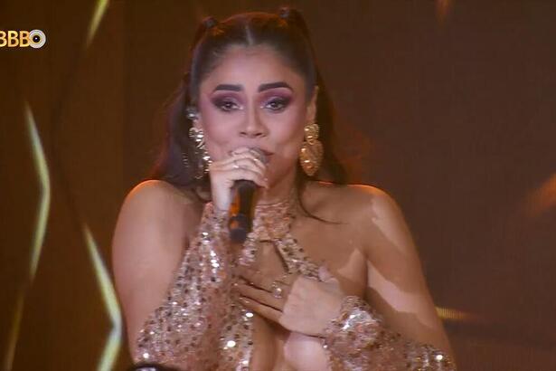 Lexa fala ao microfone na Festa do BBB 24