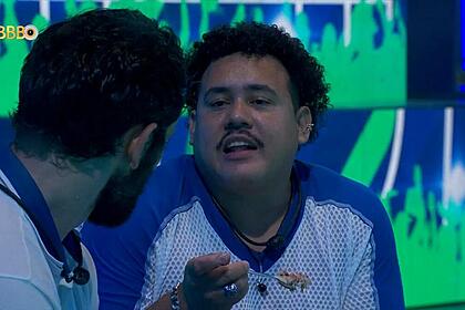Lucas come e conversa com Matteus durante a festa do BBB 24