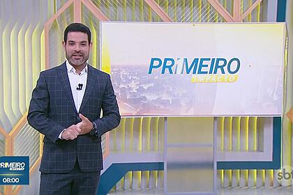 Darlisson Dutra sorrindo em frente ao telão do Primeiro Impacto