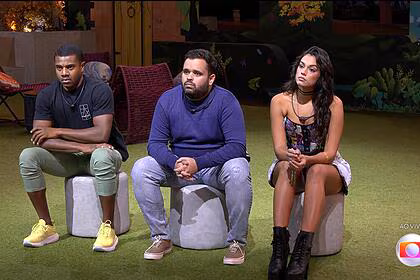 Davi, Michel e Alane na parte externa da casa do BBB 24 durante o Sincerão