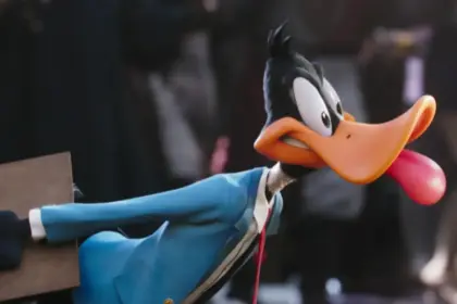Patolino dando língua em cena do filme Space Jam um Novo Legado