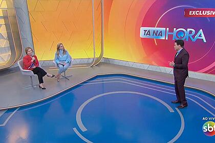 Magdalena Bonfiglioli, Christina Rocha sentadas olhando para Marcão do Povo que está em pé no cenário do Tá na Hora
