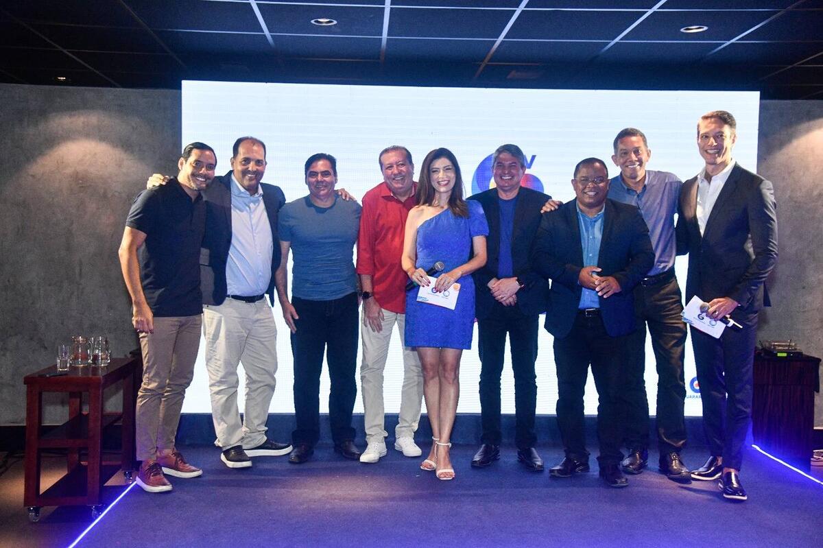 Os apresentadores da TV Guararapes: Jota Junior, Andre Estanislau, Cardinot, Roberto Nascimento, Meiry Lanunce, Gernand Lopes, Evenilson Santana e Washington Gurgel ao lado de Sergio Aguiar, do Domingo Espetacular