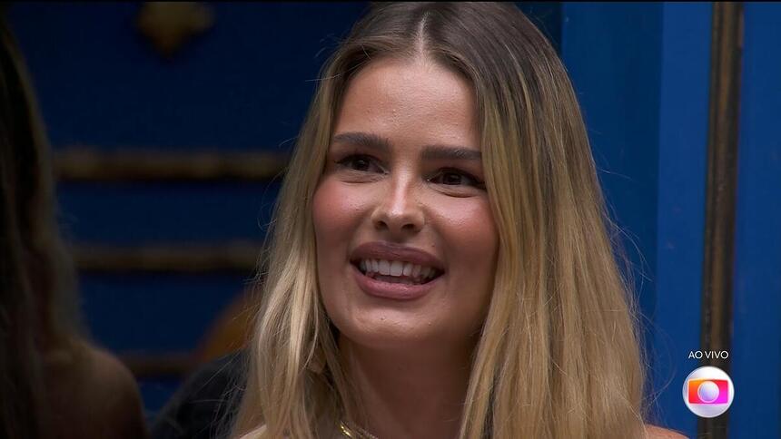 Yasmin Brunet na sala do BBB esperando o resultado da eliminação do BBB 24