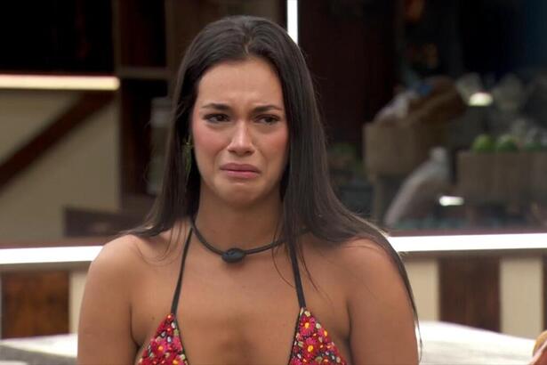 Alane chorando na cozinha do BBB 24