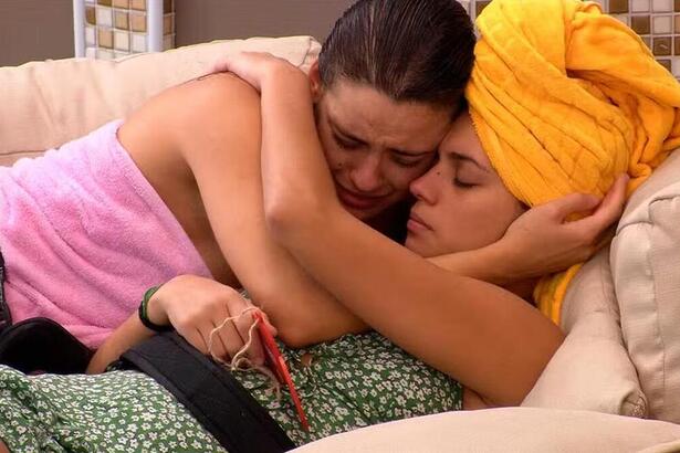 Alane e Beatriz abraçadas e chorando na área externa do BBB 24
