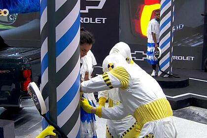 Alane trocando de plataforma com o auxílio dos dummies na Prova do Finalista do bbb 24
