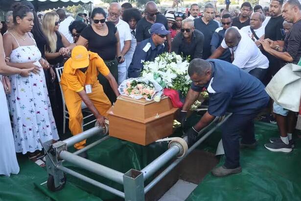 Caixão com o corpo de Anderson do Molejo sendo sepultado no Rio de Janeiro