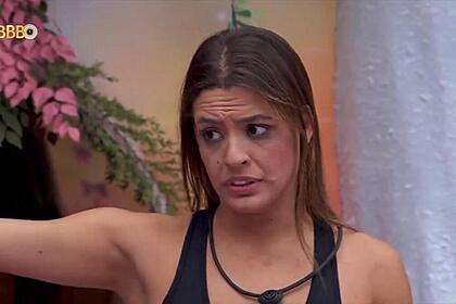 Beatriz em conversa no quarto Fadas no BBB 24