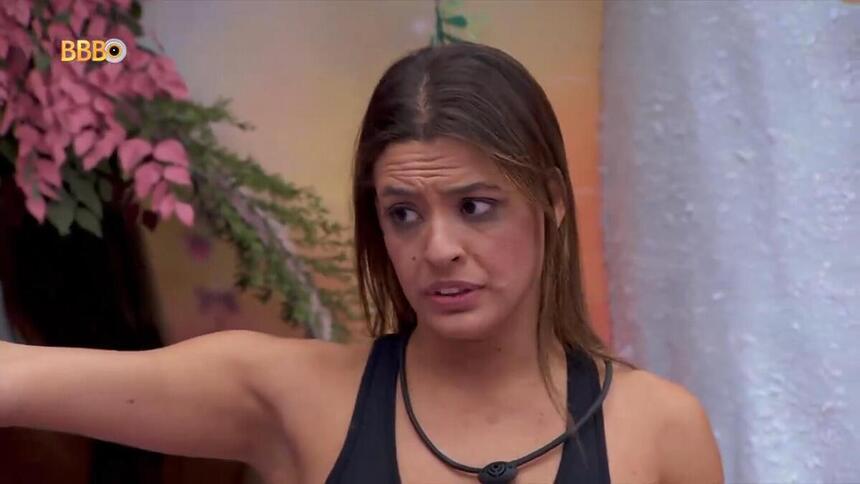 Beatriz em conversa no quarto Fadas no BBB 24