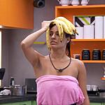 Beatriz anda com banana na cabeça durante briga com Davi na cozinha do BBB 24