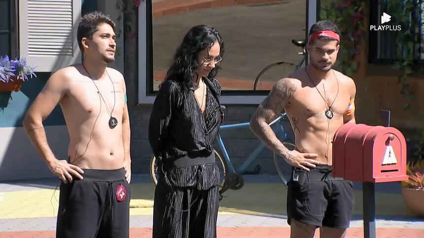 Brunno Danese, Gabriela Rossi e Lucas de Albú no pátio da Vila de A Grande Conquista